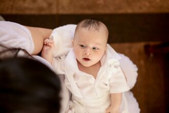 La médaille de baptême Vierge : symbolique et guide d'achat pour jeunes parents