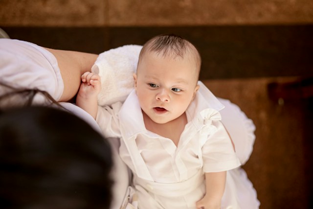 La médaille de baptême Vierge : symbolique et guide d'achat pour jeunes parents