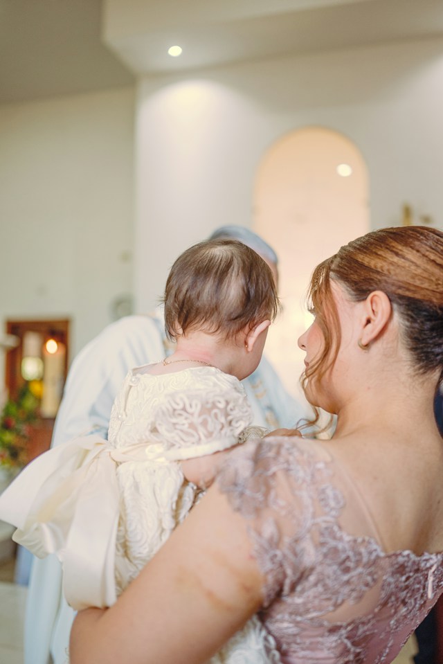 La médaille de baptême Vierge : symbolique et guide d'achat pour jeunes parents