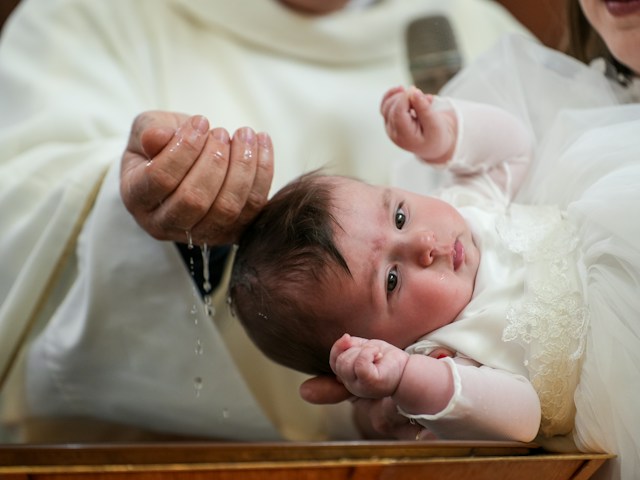 La médaille de baptême Vierge : symbolique et guide d'achat pour jeunes parents